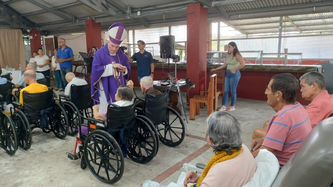 Este domingo 9 de marzo es el primer domingo de cuaresma. La cuaresma es un tiempo litúrgico de la iglesia católica en el cual los creyentes se deben preparar para la gran fiesta de la Pascua. En la foto, la misa en el Hogar de Adultos Mayores de Ciudad Quesada.