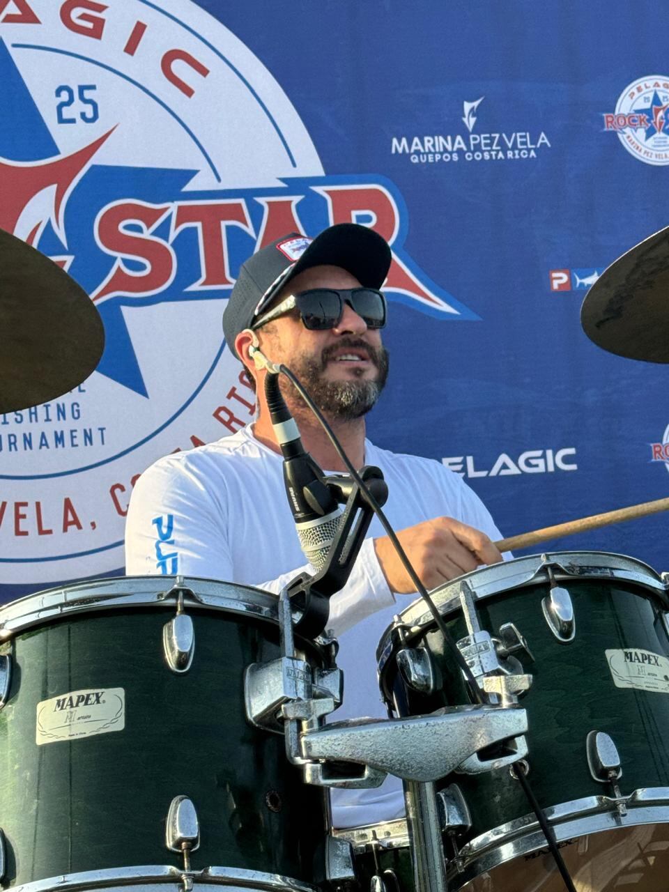 Dos músicos costarricenses sorprendieron a Michael Jordan cuando iba saliendo a un torneo de pesca deportiva en Quepos. Cortesía.