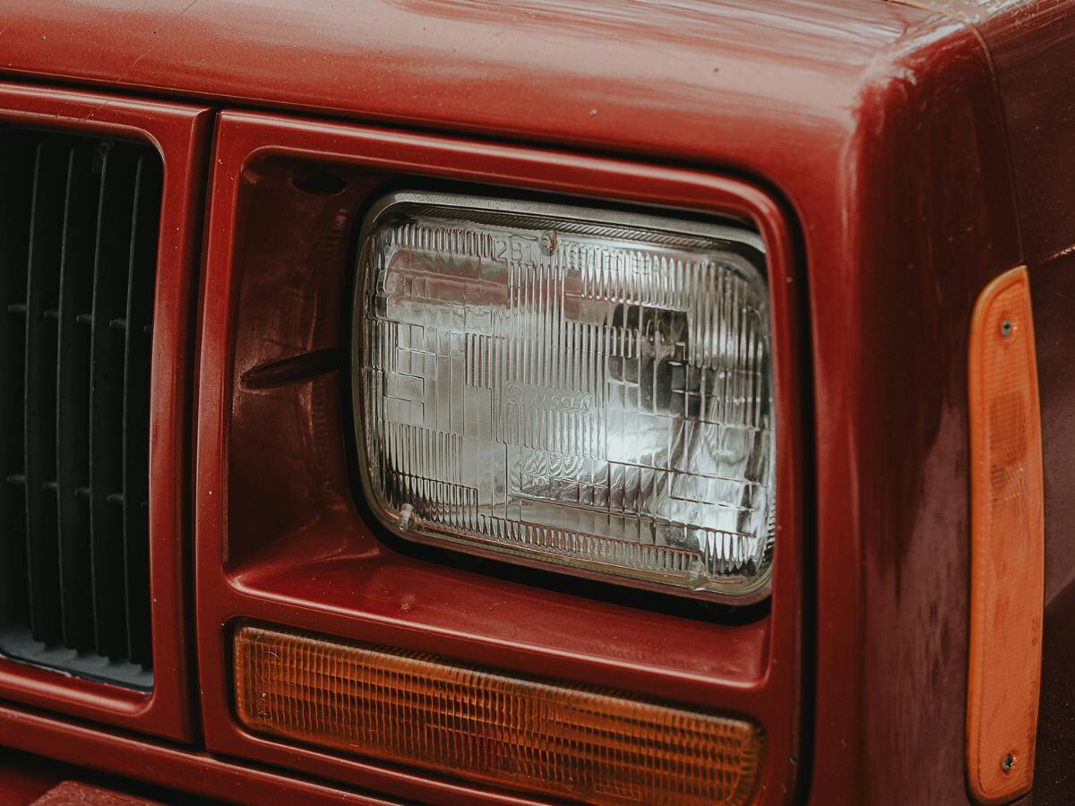 Los faros del carro podrían salvarle la vida, por eso es tan importante que escoja la opción que mejor se adapte a usted y su estilo. Foto: Clay Banks/Unsplash.