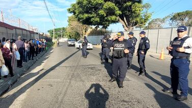 Policía tiene tomada por dentro y por fuera La Reforma: ya cayó el primer hombre armado