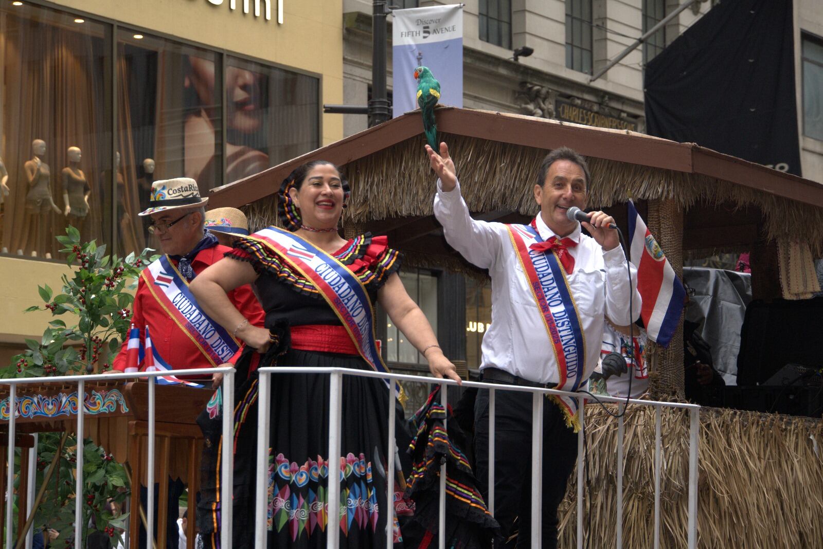 Más de 400 ticos desfilaron el 12 de octubre del 2025 en el Desfile de la Hispanidad sobe la Quinta Avenida de Nueva York.