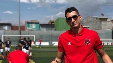 Jugador de Alajuelense se desquitó con uno de los periodistas del club y lo hizo llorar