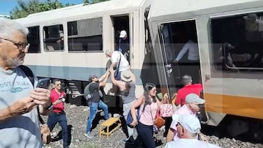 Trece personas son trasladadas al hospital tras aparatoso choque entre tren y tráiler en Tibás
