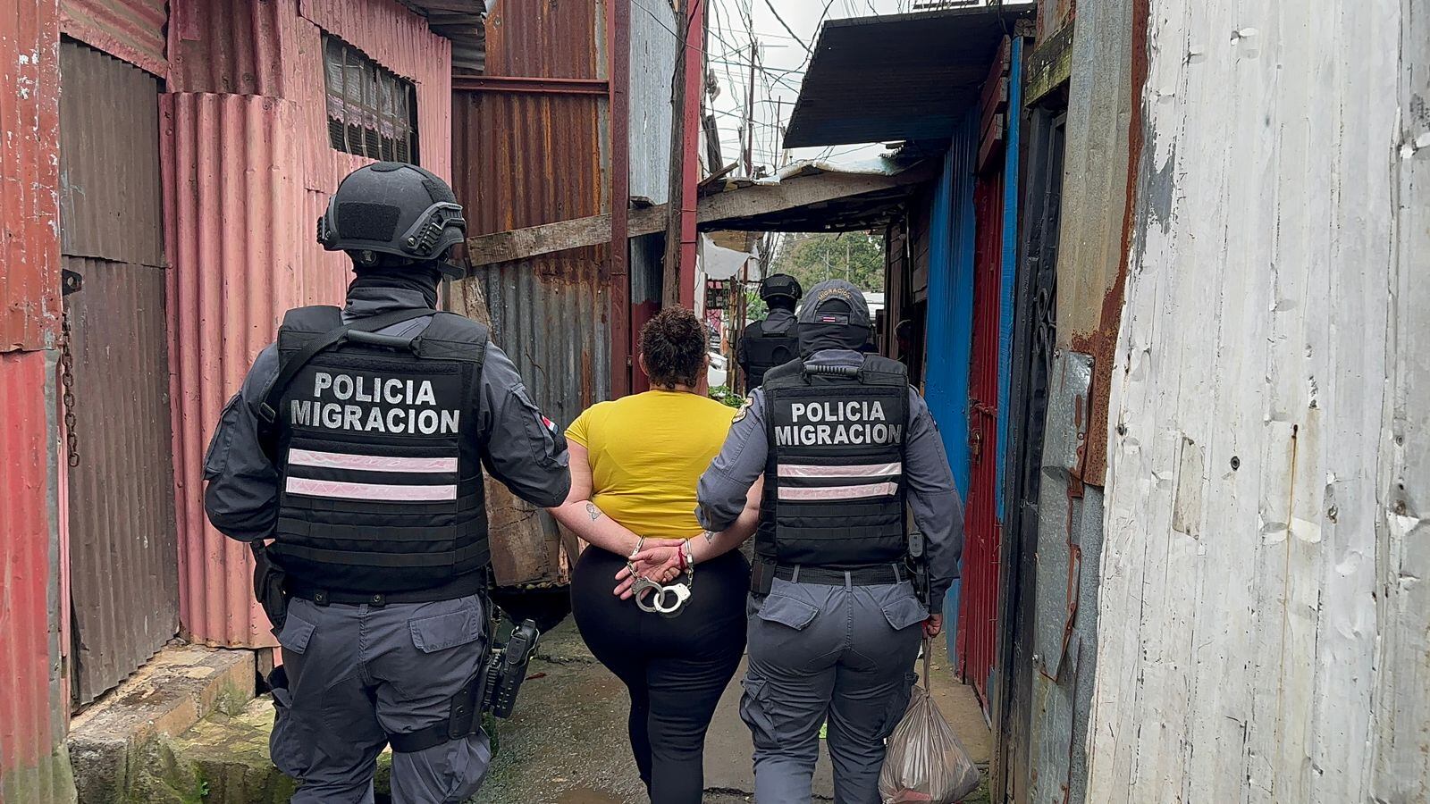 Una mujer de apellidos Salazar Jara y su hija de apellidos Amador Salazar fueron detenidas por ser sospechosas de encarcelar en la casa de ellas a una muchacha y explotar sexualmente, además de amenazarla, golpearla y ni siquiera permitirle hacer sus necesidades fisiológicas. Foto: Policía de Migración