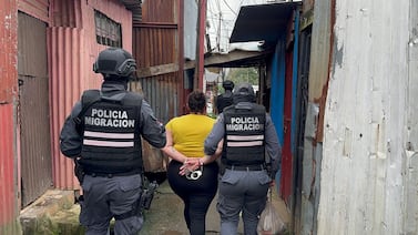 Detienen a una mamá y su hija por cometer atrocidades contra una muchacha