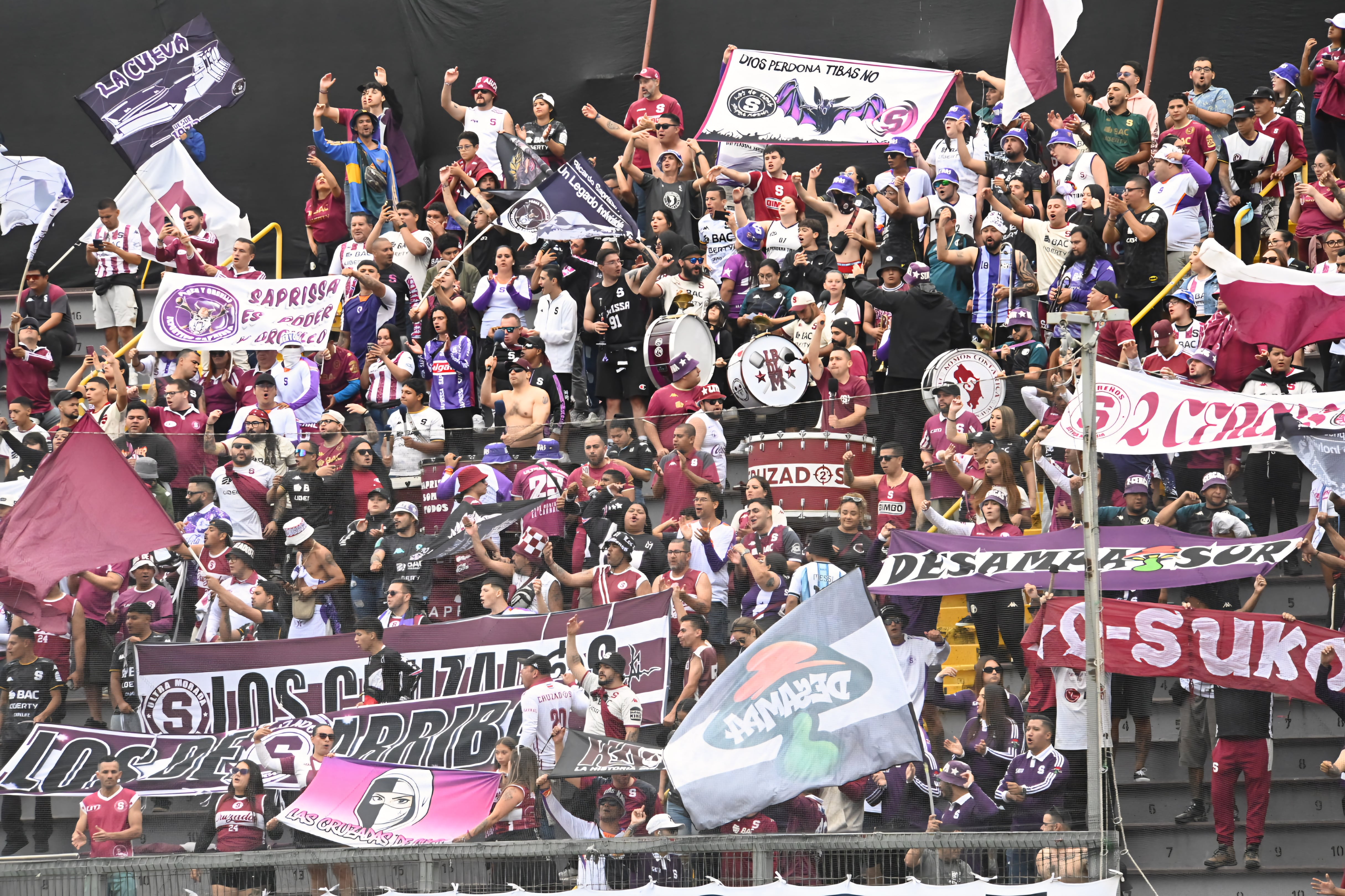 02 de agosto del 2026. Estadio Ricardo Saprissa. 16:00 hrs. El Deportivo Saprissa se enfrenta al San Carlos FC en la jornada 2 del Torneo de Apertura 2026 del Campeonato Nacional de fútbol de la Primera División. En la foto: los técnicos Hernán Medford y Walter Centeno y acciones importantes del juego. Foto: Albert Marin.