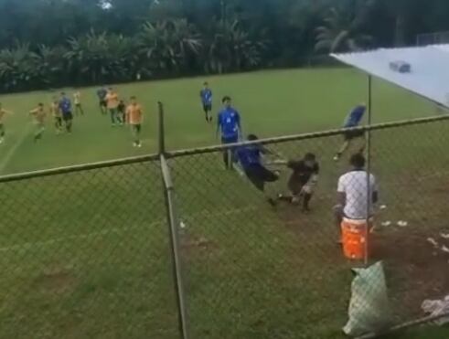 Un árbitro de liga menor fue brutalmente agredido durante un partido en Limón. Captura de pantalla.