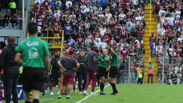 Árbitro del clásico entre Saprissa y Alajuelense tiene polémicas muy recientes con uno de los involucrados