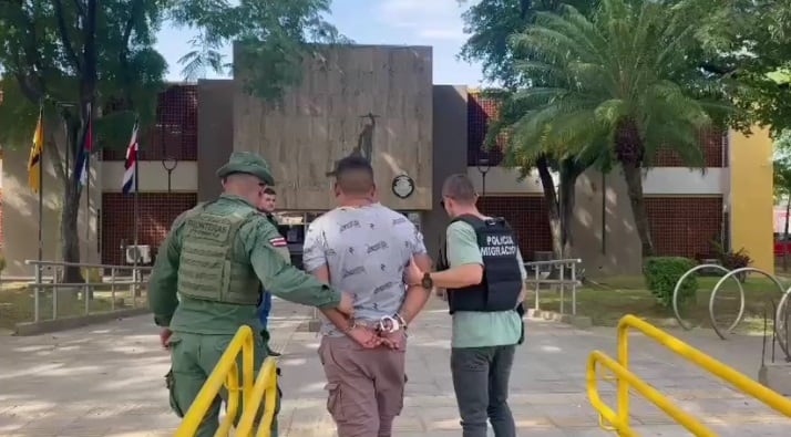 Martínez fue detenido luego de que intentó huir de los policías.