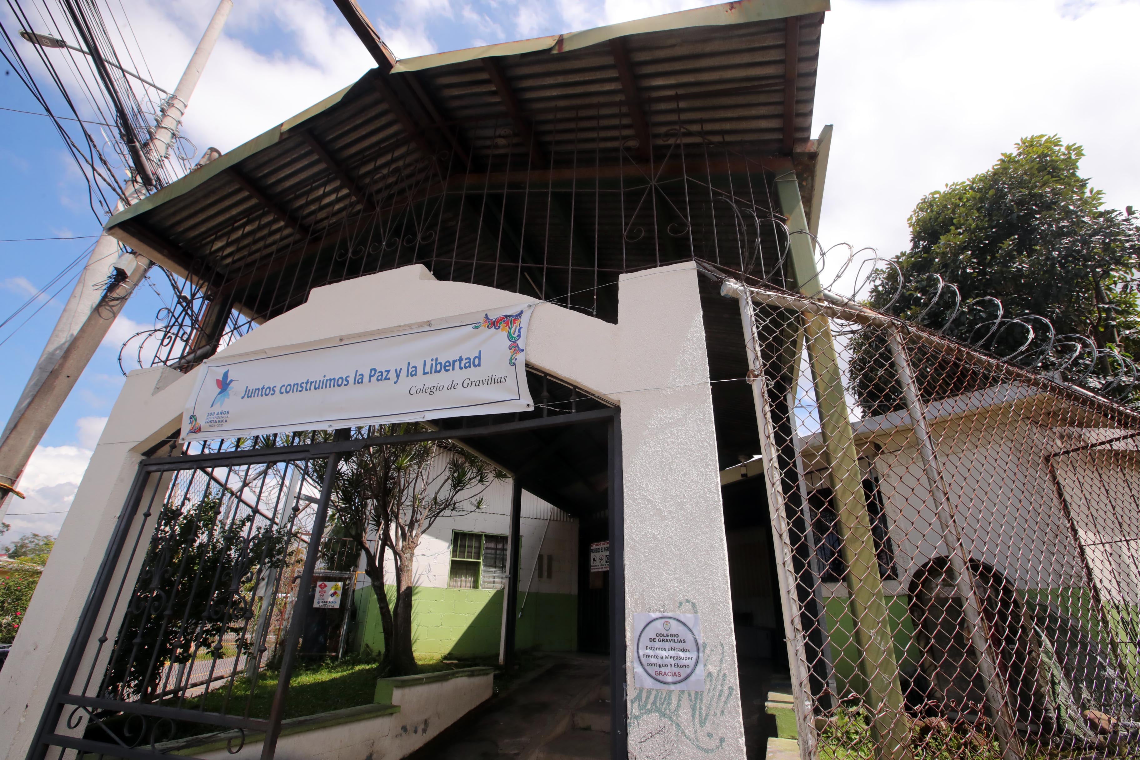 Fachada del Colegio de Gravilias en Desamparados, cerrado por orden sanitaria.