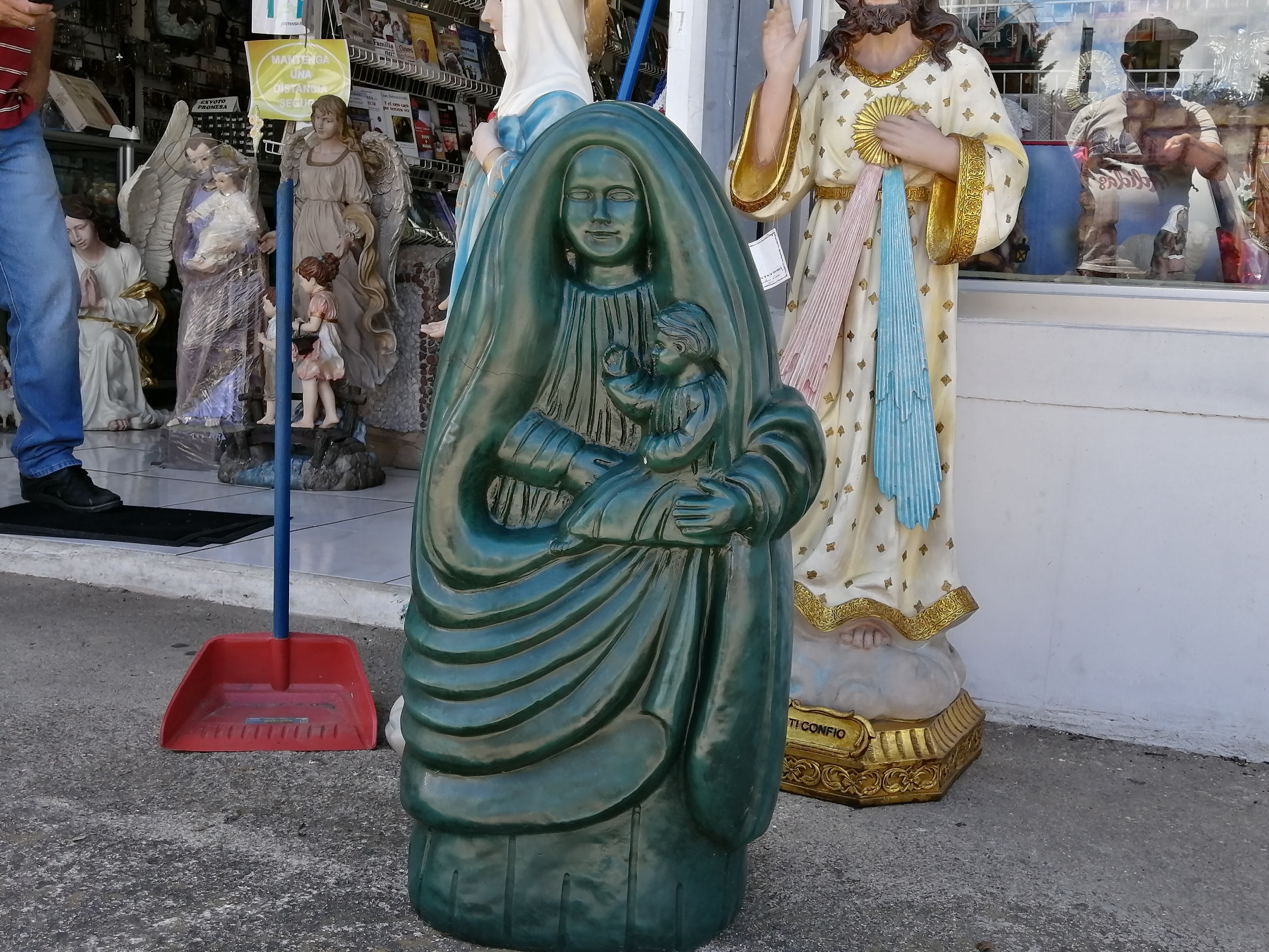 Tornado causó múltiples daños en negocios ubicados en los alrededores de la basílica de Los Ángeles. Foto Keyna Calderón.