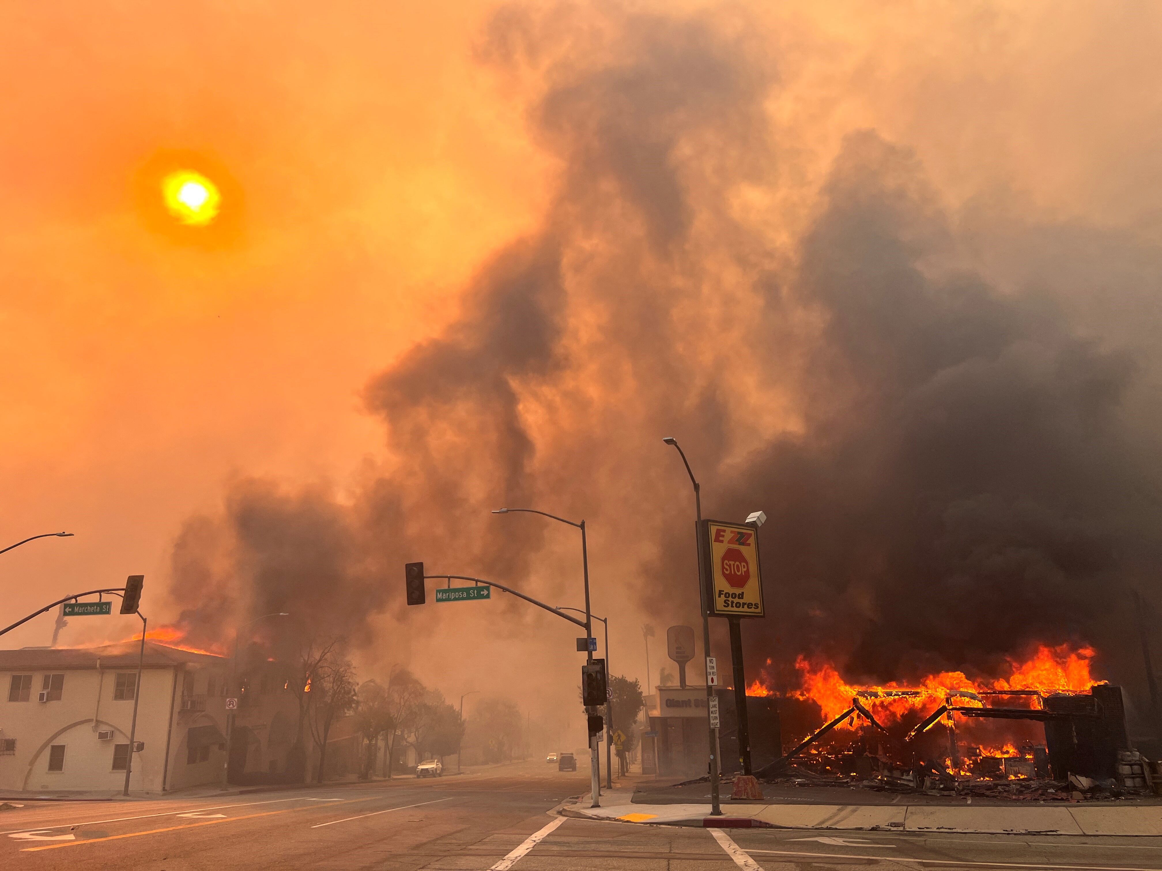 Las llamas del incendio Eaton, impulsado por el viento, envuelven una casa en Altadena, California.