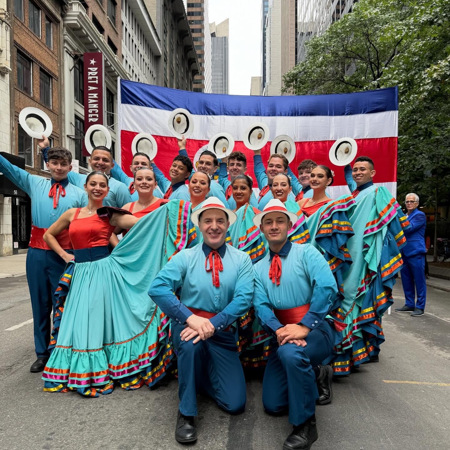 Domingo 12 de octubre del 2025. Apunte este día porque se volvió histórico. En Nueva York, Estados Unidos, el planeta entero disfrutó de la segunda carreta típica costarricense más grande del mundo.
