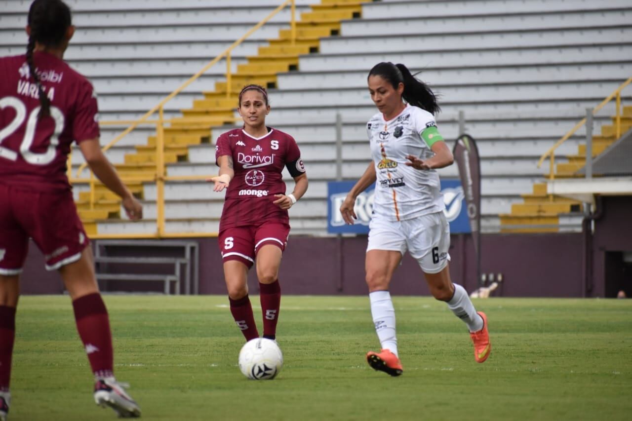 La florense Carol Sánchez y compañía poco pudieron hacer ante la buena reacción de las moradas. Prensa Herediano.