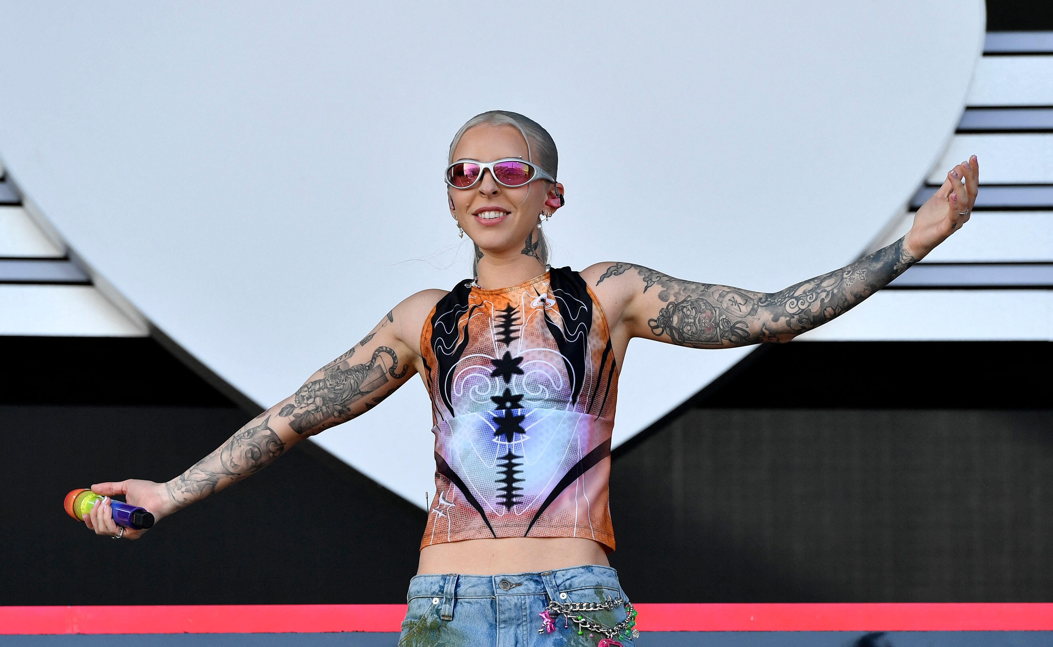 La rapera puertorriqueña Young Miko actúa en el escenario de Coachella.