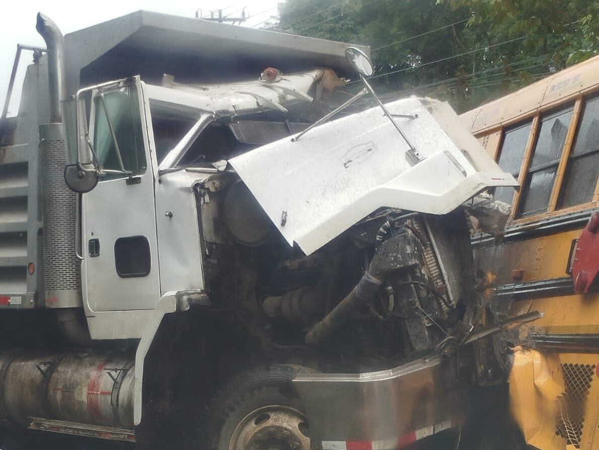 Nueve ambulancias atendieron el accidente que dejó dos fallecidos y varios heridos graves en Belén de Carrillo, Guanacaste. Foto: Cortesia Guana/Noticias.