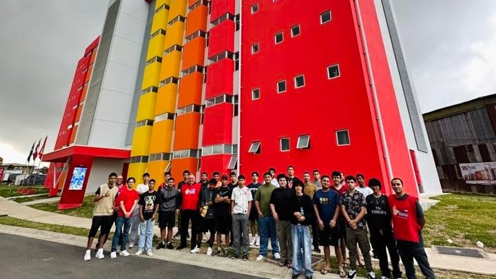 La recién inaugurada Torres Espíritu Santo I ya comenzó a cambiar vidas y uno de los más emocionados con esta nueva etapa es el padre Sergio Valverde, quien confesó que no pudo contener las lágrimas al ver llegar a los primeros jóvenes