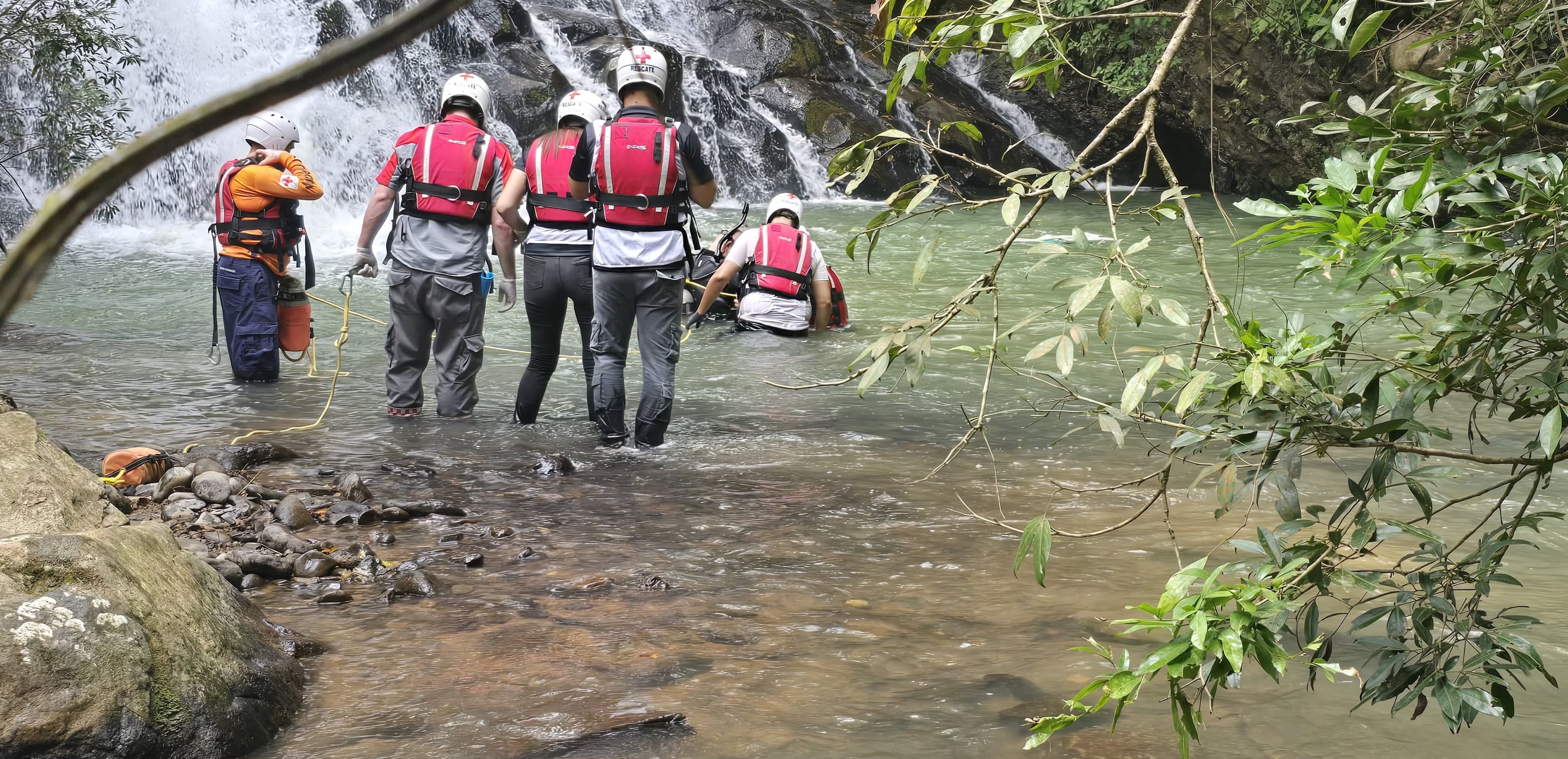 Cruzrojistas sacaron los cuerpos de Pedro Andrés Umaña Ureña, de 15 años y su primo Harold Cordero Retana, de 13 años en la poza Los Reyes de Pérez Zeledón. Foto: Cruz Roja
