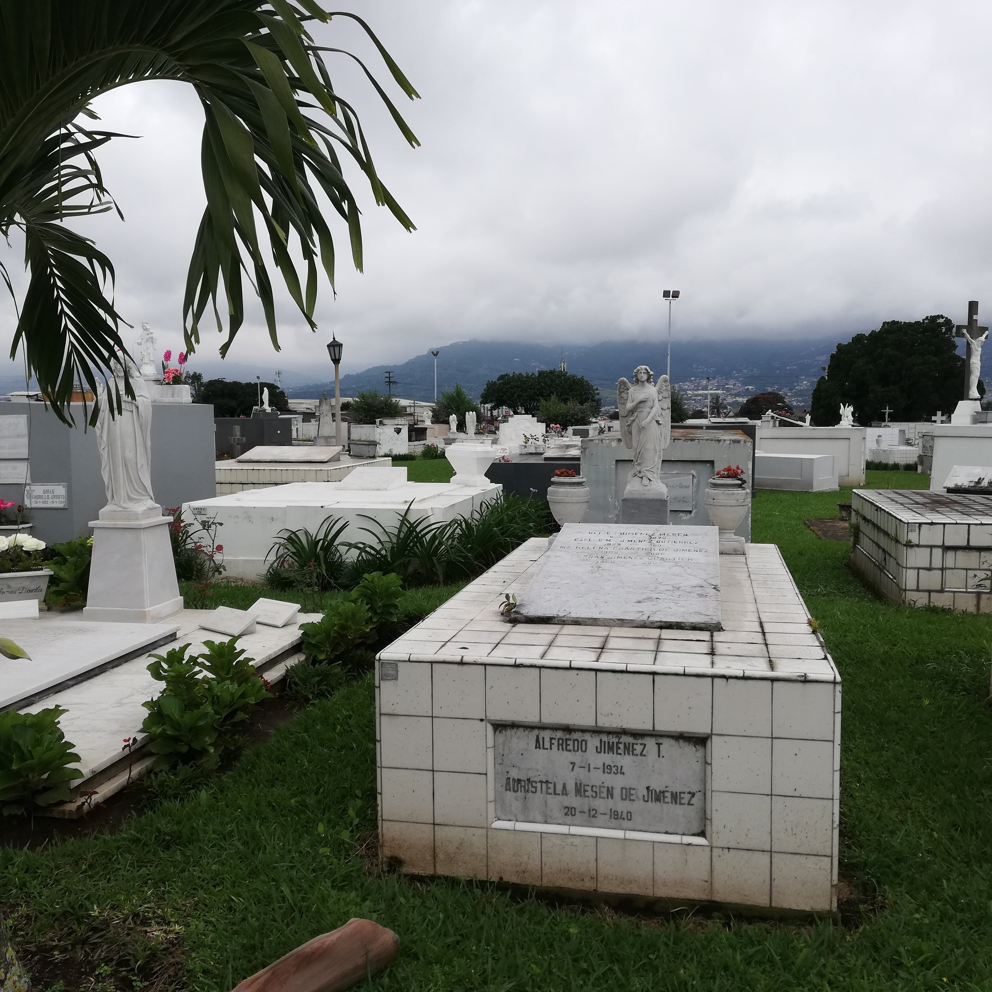 Don Vicente Alvizú, quien tiene 72 años, don Javier Ortega, Milagro García y Vanessa Sandí, quienes tienen más de 15 años de pulsearla bonito todos los días en el cementerio general