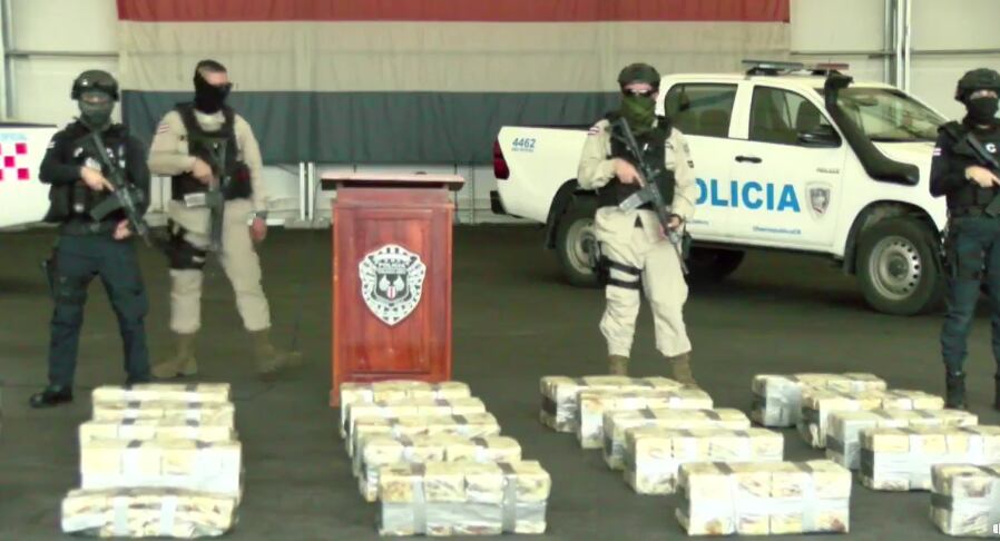 El Ministerio de Seguridad Pública (MSP) convocó a una conferencia de prensa para informar que decomisaron 500 kilos de cocaína que según ellos tenía como destino Rótterdam, Países Bajos. Foto: MSP