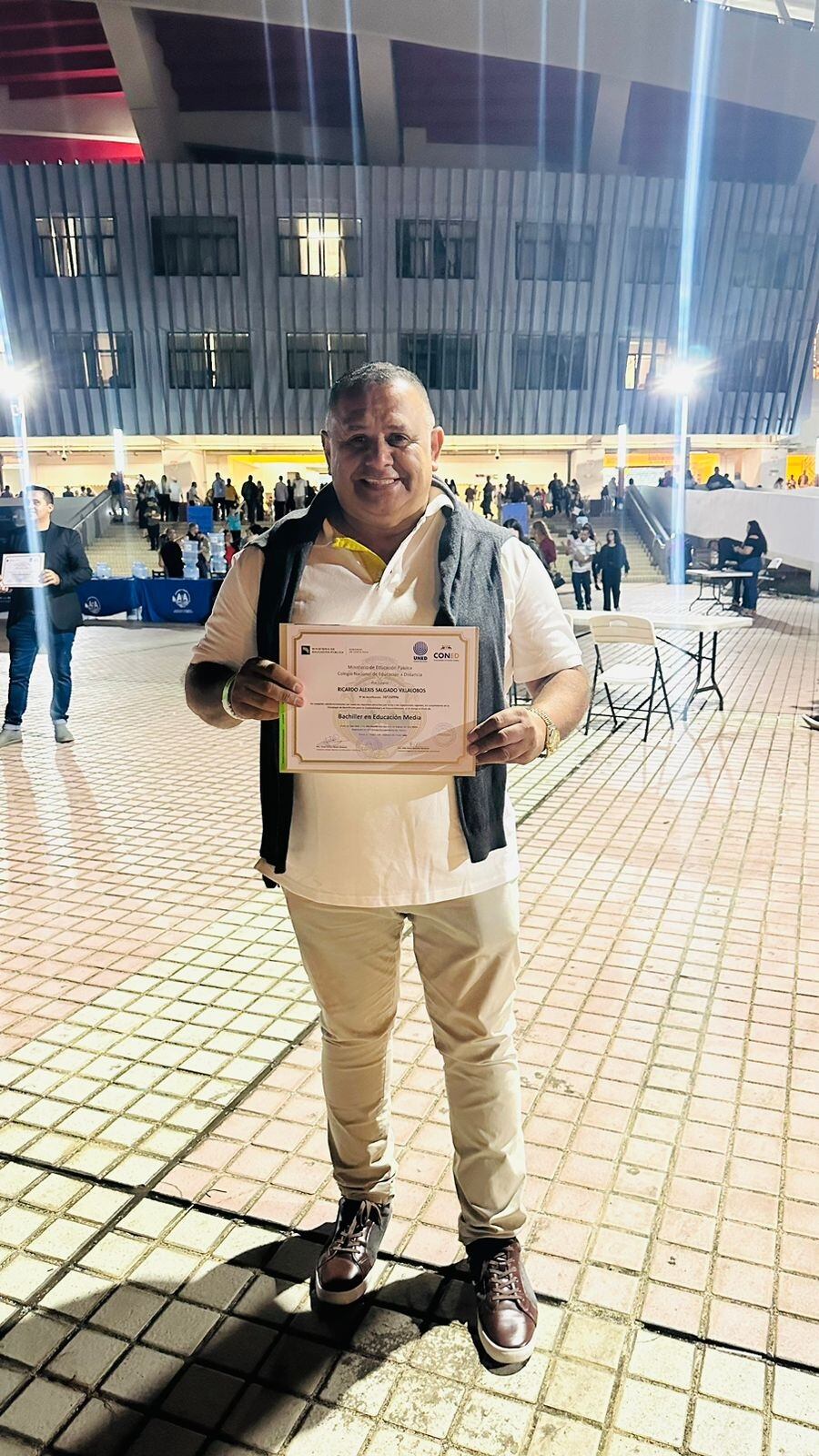 En 1988 Ricardo Salgado Villalobos ganó quinto año en el Liceo del Sur de barrio Cuba, en San José. Cuando hizo bachillerato perdió Cívica y Biología. 36 años después, el 5 de abril del 2024, se graduó de bachiller como parte de los 5000 graduados en el Programa Bachillerato para la Empleabilidad y el Emprendimiento (BEE) en el 2023 del MEP, UNED