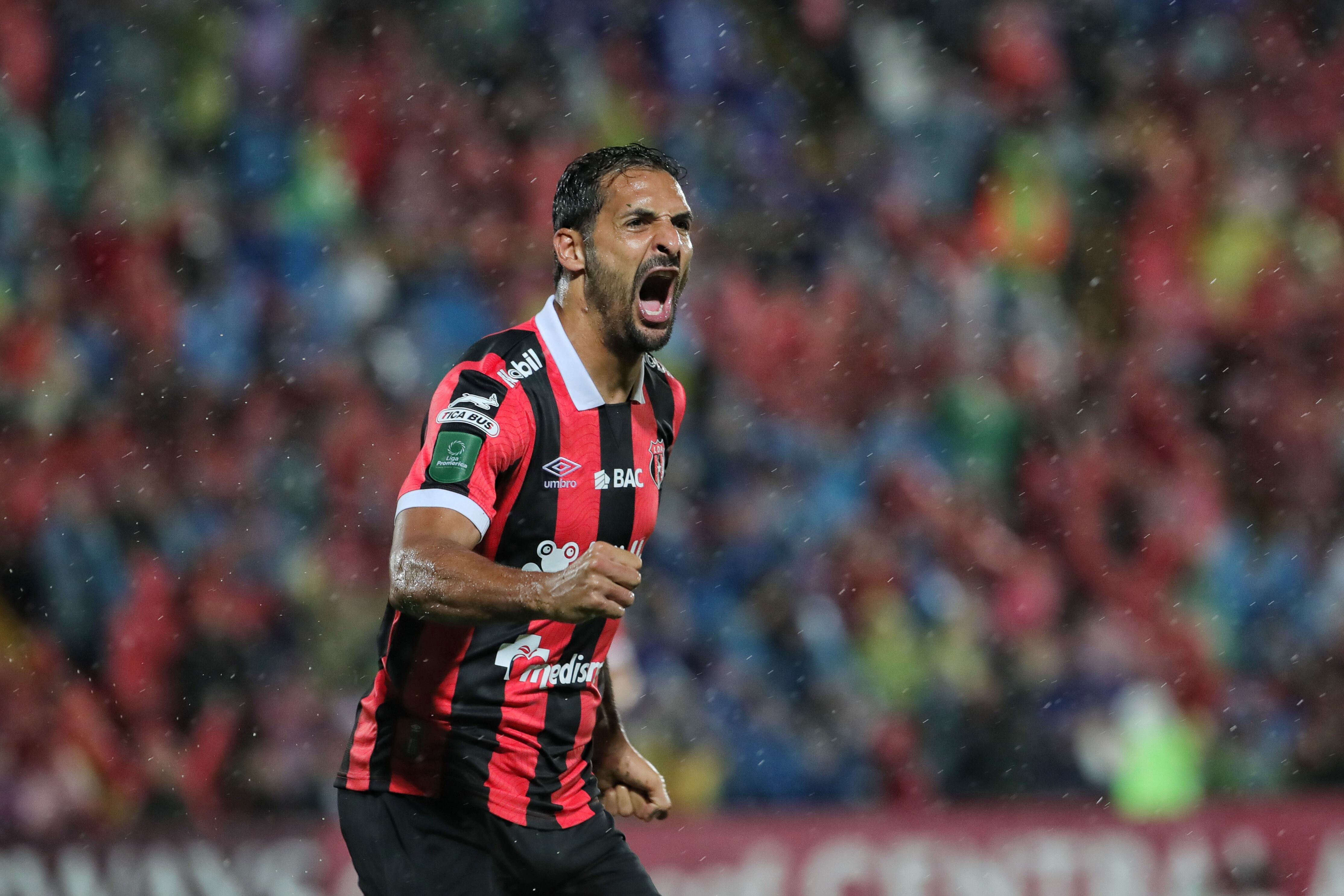 01/11/2023/ Juego entre Liga Deportiva Alajuelense vs Club Sport Herediano por el partido de vuelta de la la copa centroamericana de CONCACAF en el estadio Alejandro Morera Soto  / Foto John Durán