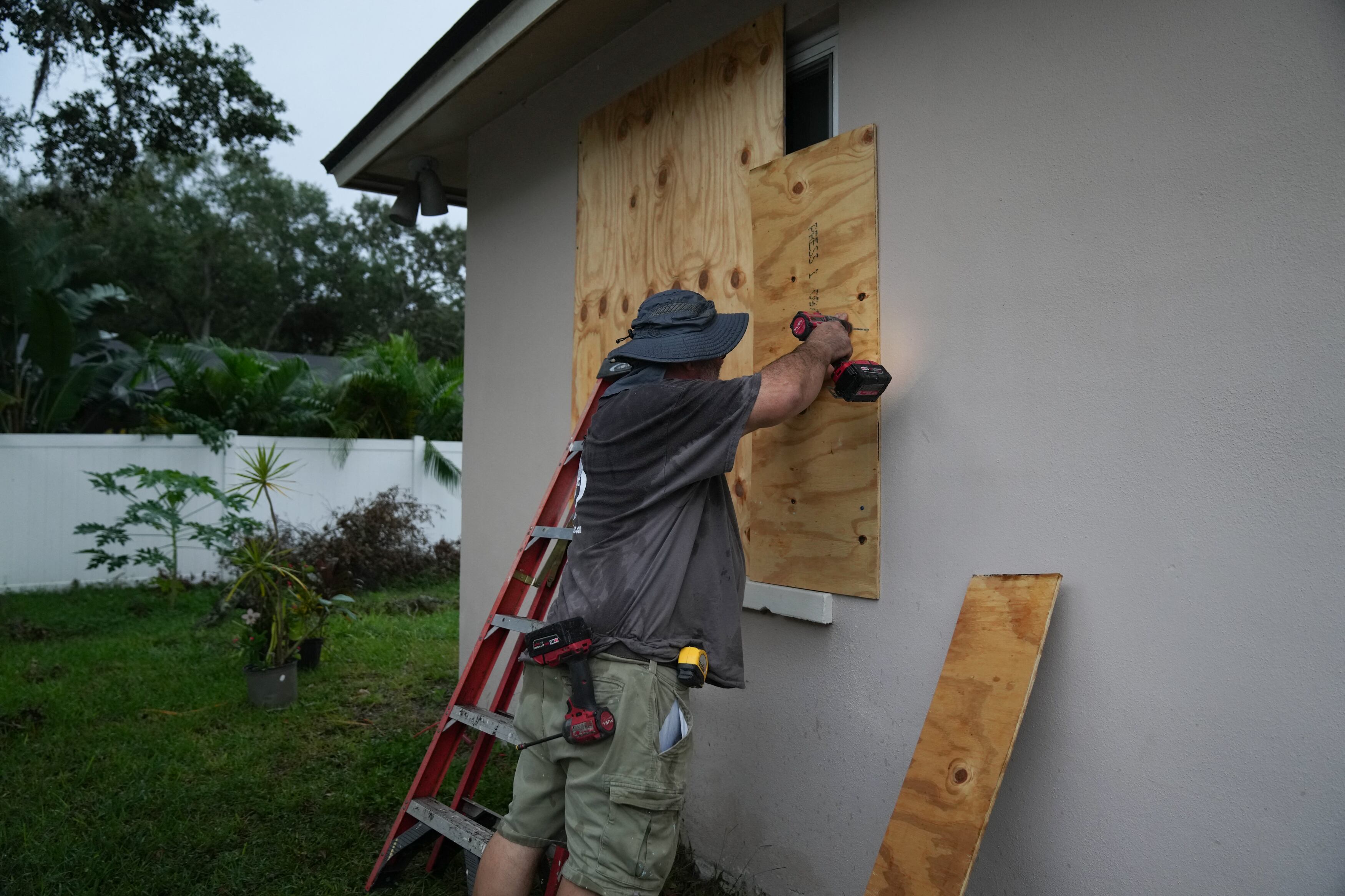 Un residente protege sus ventanas en Palm Harbor, Florida, antes de la llegada del huracán Milton, prevista para el 6 de octubre de 2024. Foto: AFP