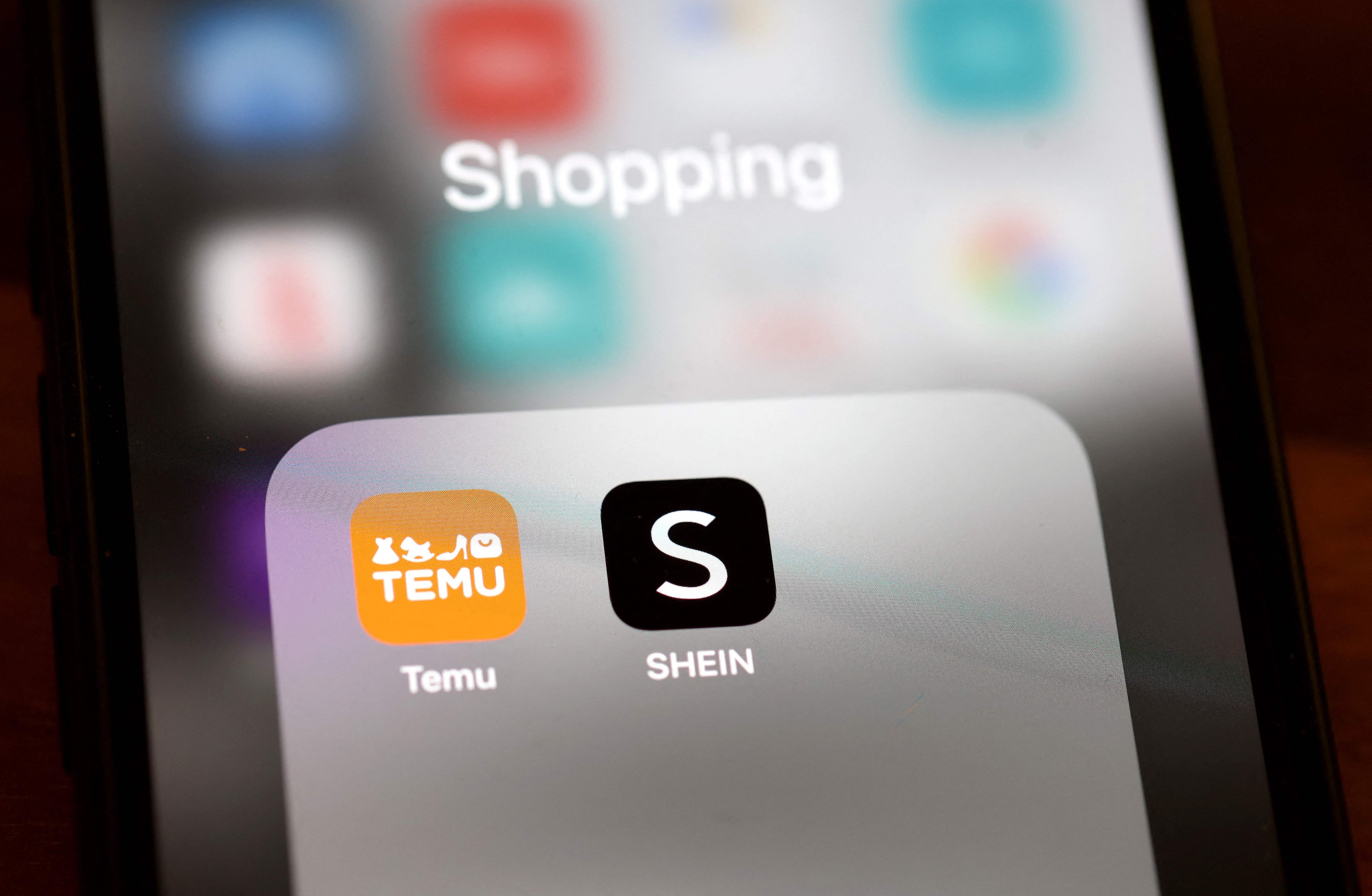 Primer plano de un teléfono móvil con las aplicaciones de compras Temu y Shein, destacando el impacto de las recientes medidas comerciales de Estados Unidos en las plataformas chinas de comercio electrónico.