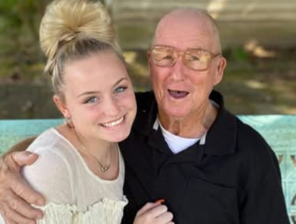 Tom Mims se levanta a las 3 de la mañana para trabajar en un supermercado de Alabama.