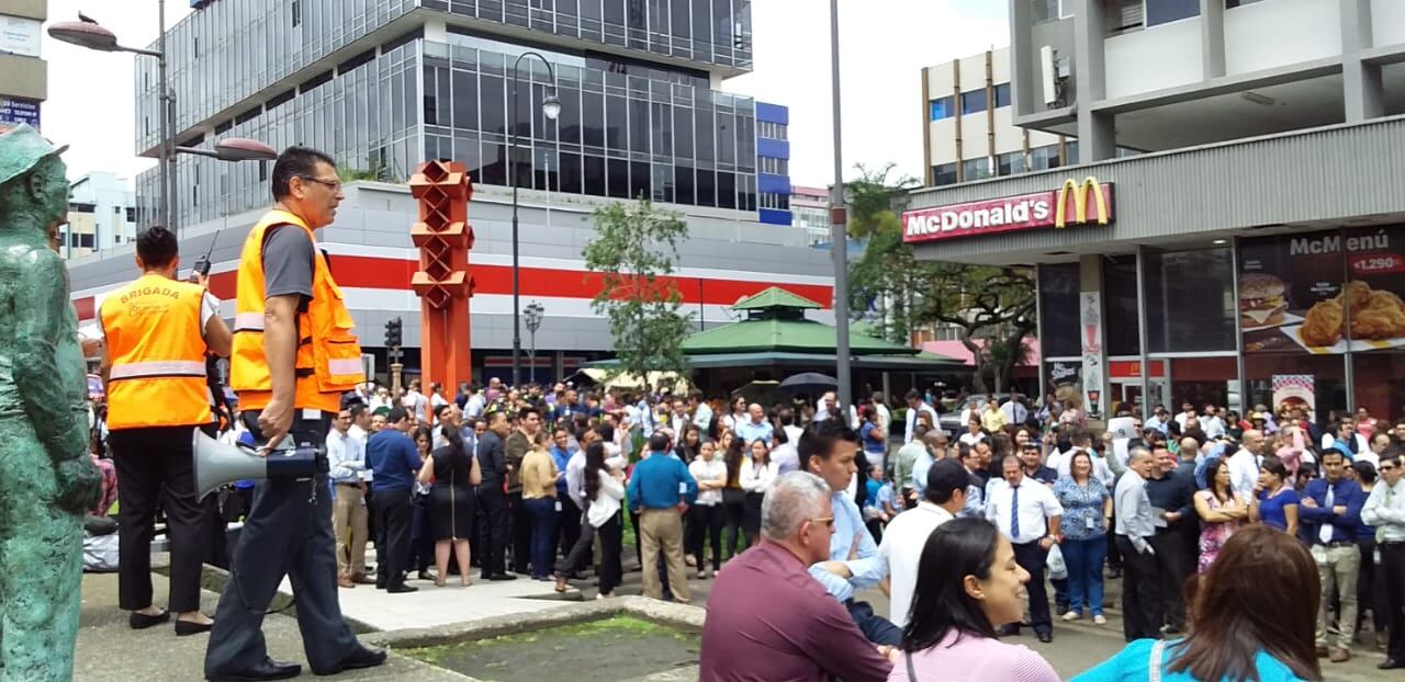 Simulacro Nacional de Terremoto el 19 de agosto del 2019. En la foto, empleados de los bancos central, BCR y Nacional