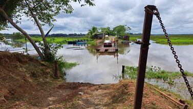 Una niña y una adulta son las víctimas que están sumergidas dentro de buseta en río
