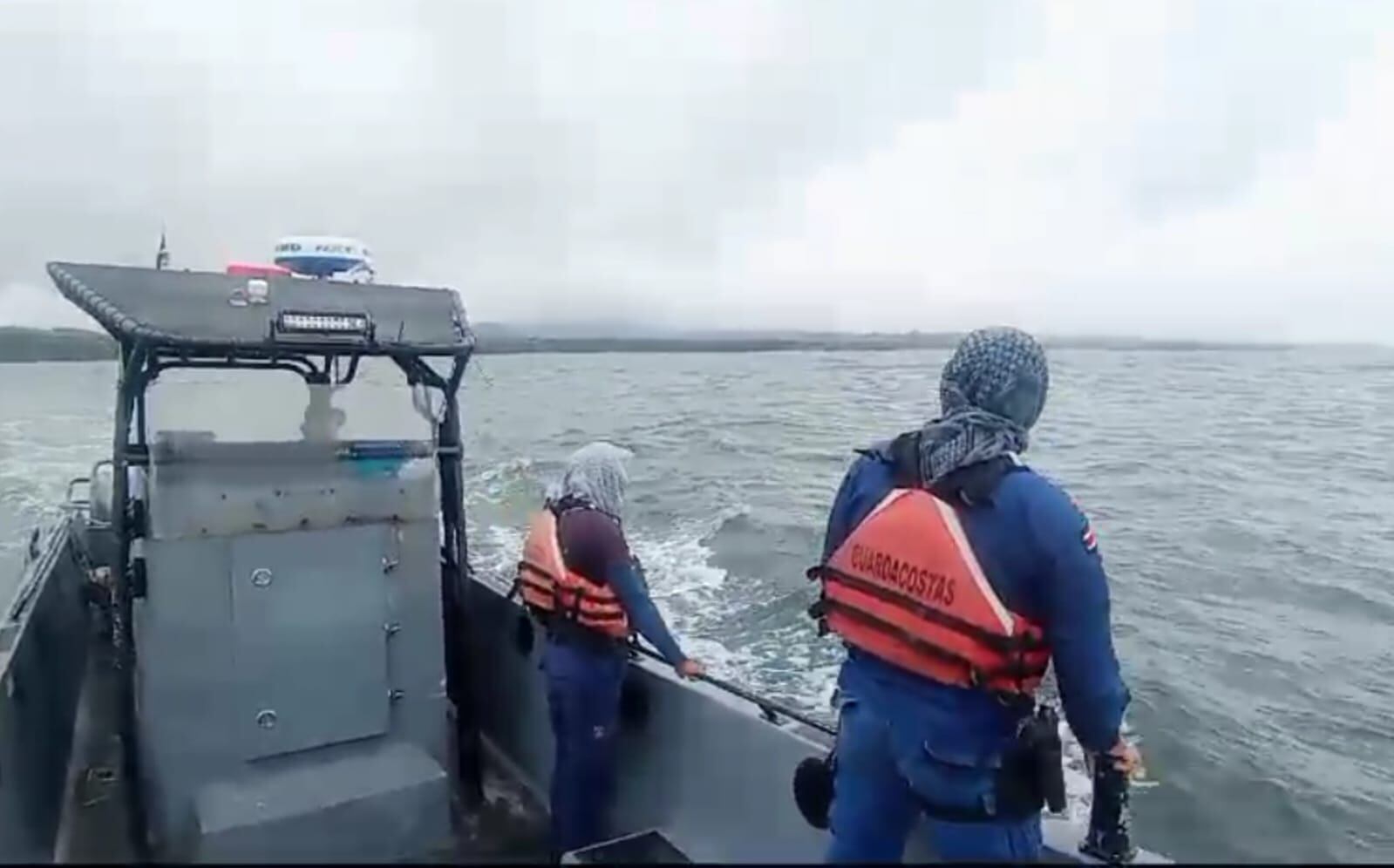 La búsqueda del pescador se ha complicado por las condiciones del tiempo.