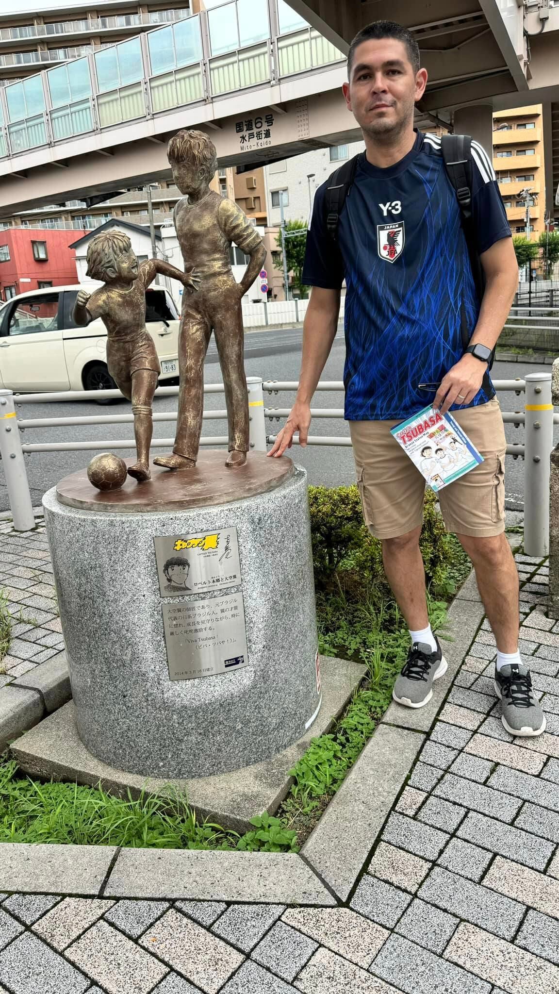 Se llama Sergio Contreras Méndez, es azucarero de nacimiento, de El Coyol de Turrialba, tiene 45 años, trabaja en el CINDEA de Turri y tiene 23 años de ser profesor de matemáticas. Es el Profe Sergio.