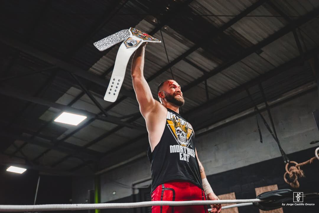 Eric Gassmann se divierte y goza muchísimo intepretando a Káiser en RWA.