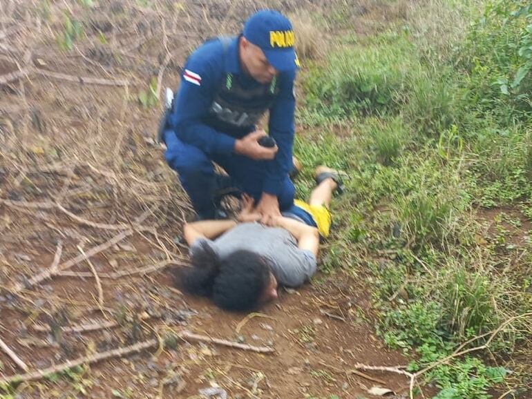 Los sujetos huyeron de los oficiales a tráves de un yucal. Foto MSP.