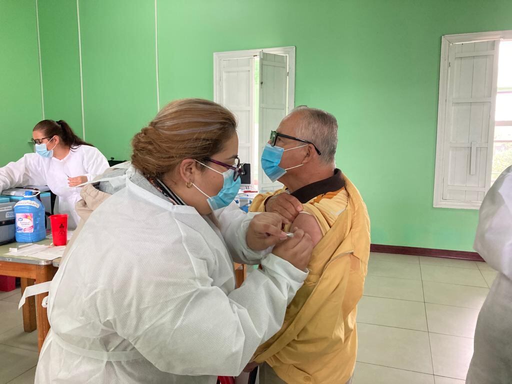 Yendry Aguilar Estrada, de 29 años, Miriam Álvarez Marín de 46 años y Marjorie Camacho Alvarado de 40 años. Las tres son asistentes técnicas de atención primaria en salud (ATAPS) del área de salud Cartago, son el trío dinámico que vacuna