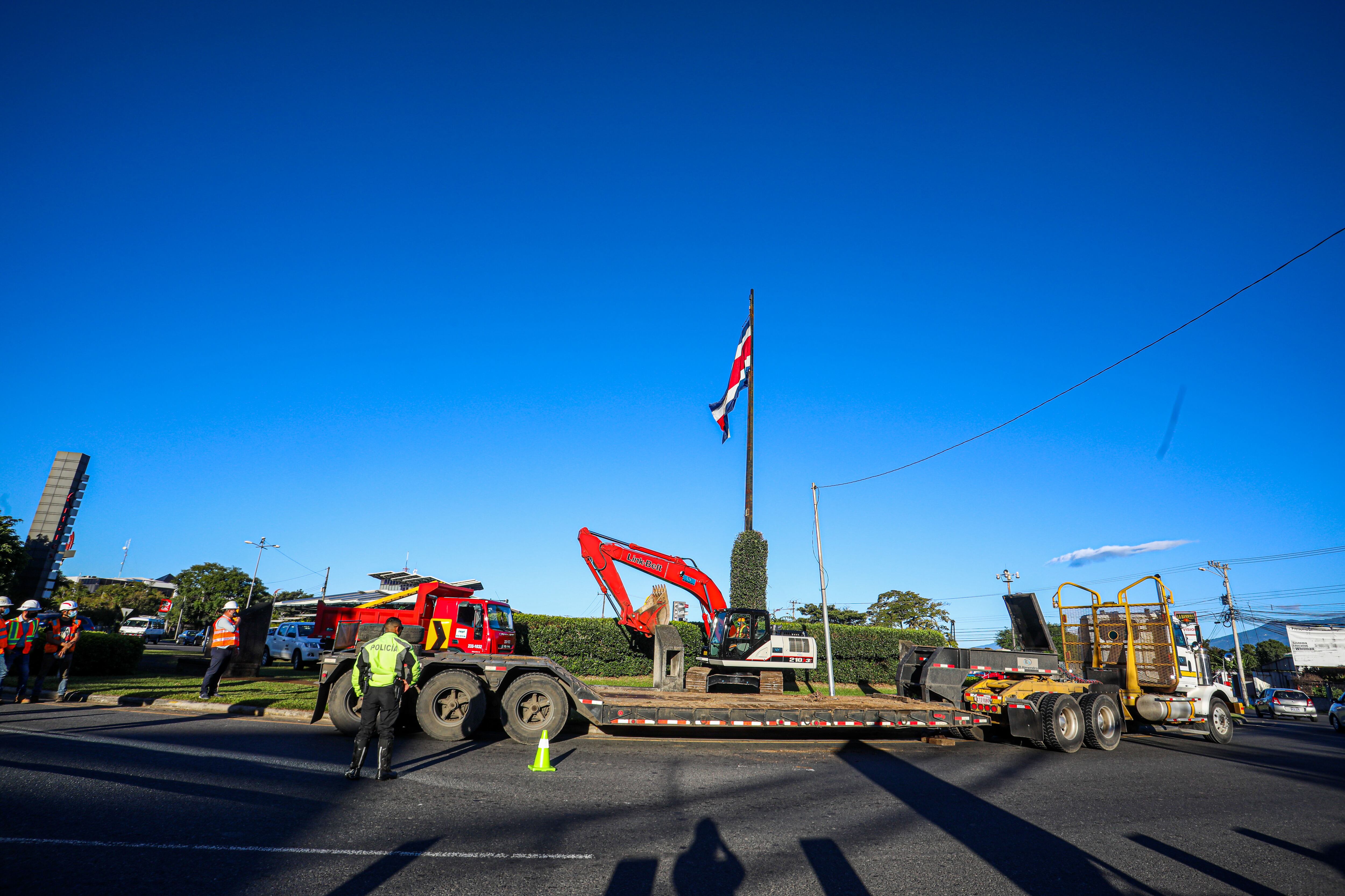 La orden para dar inicio a los trabajos que transformarán la rotonda de La Bandera en un moderno paso a desnivel sobre la Ruta Nacional 39 de la Circunvalación, la dio este lunes 14 de diciembre el presidente de la República, Carlos Alvarado, y el ministro de Obras Públicas y Transportes, Rodolfo Méndez Mata, en compañía de las autoridades del Conavi