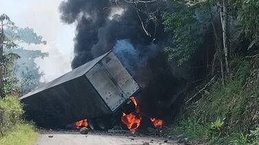 Ocho personas están vivas de milagro ante choque múltiple en el que tráiler se quemó