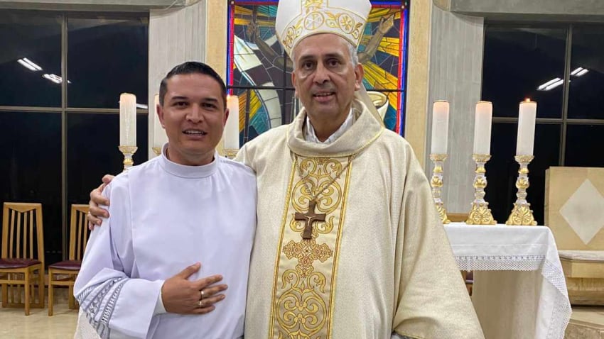El sacerdote Jeison Víquez Acuña sorprendió al hablarle claro a Laura Fernández