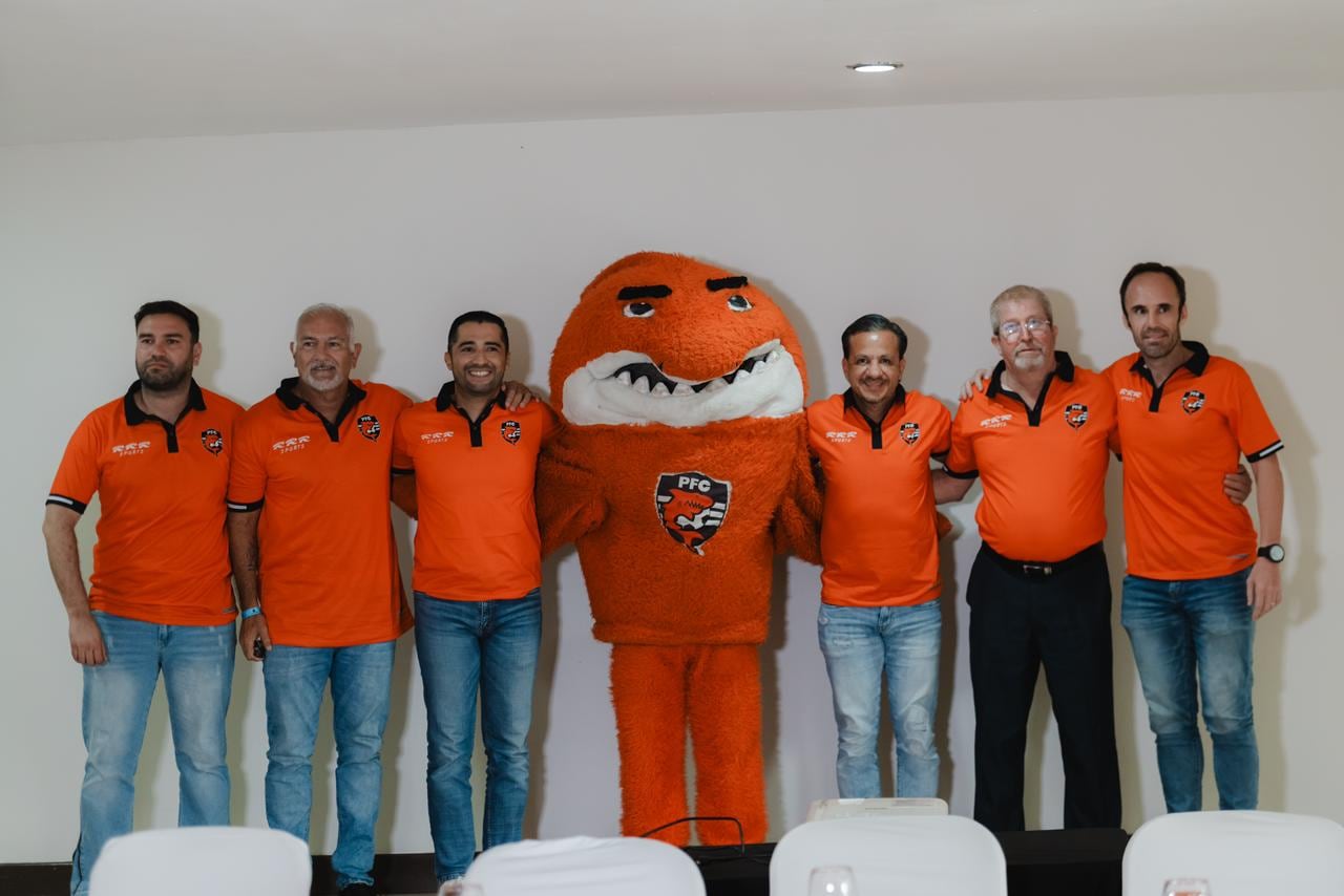 Los nuevos líderes del proyecto del Puntarenas FC posaron con la mascota del equipo en la presentación del nuevo proyecto .
