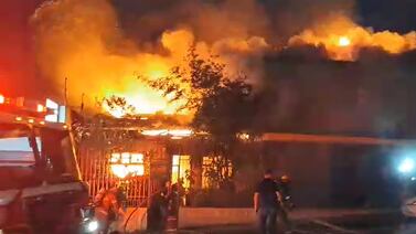 Una adulta mayor sufrió quemaduras en incendio de varias casas en Alajuela