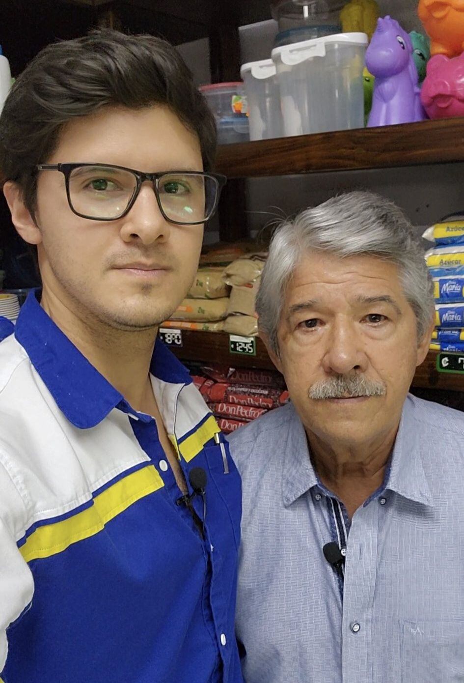 Esta es una historia de video juego, pero en la vida real y tiene que ver con la super poderosa transnacional de video juegos, Nintendo, y un humilde supermercado de San Ramón que se llama, desde hace añales, “Super Mario”. En la foto, don don José Mario Alfaro González y su hijo Carlos Alfaro.