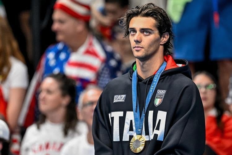 Thomas Ceccon, uno de los atletas que compitió en los Juegos Olímpicos de París se convirtió en tendencia, luego de ganar la medalla de oro en la natación.