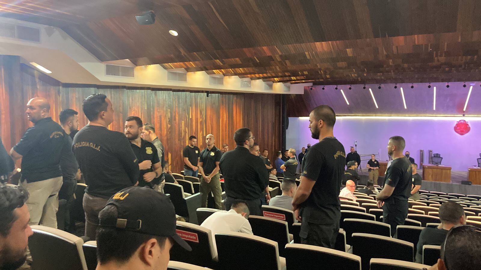 La sentencia fue dictada bajo un estricto protocolo de seguridad. Foto Silvia Coto.