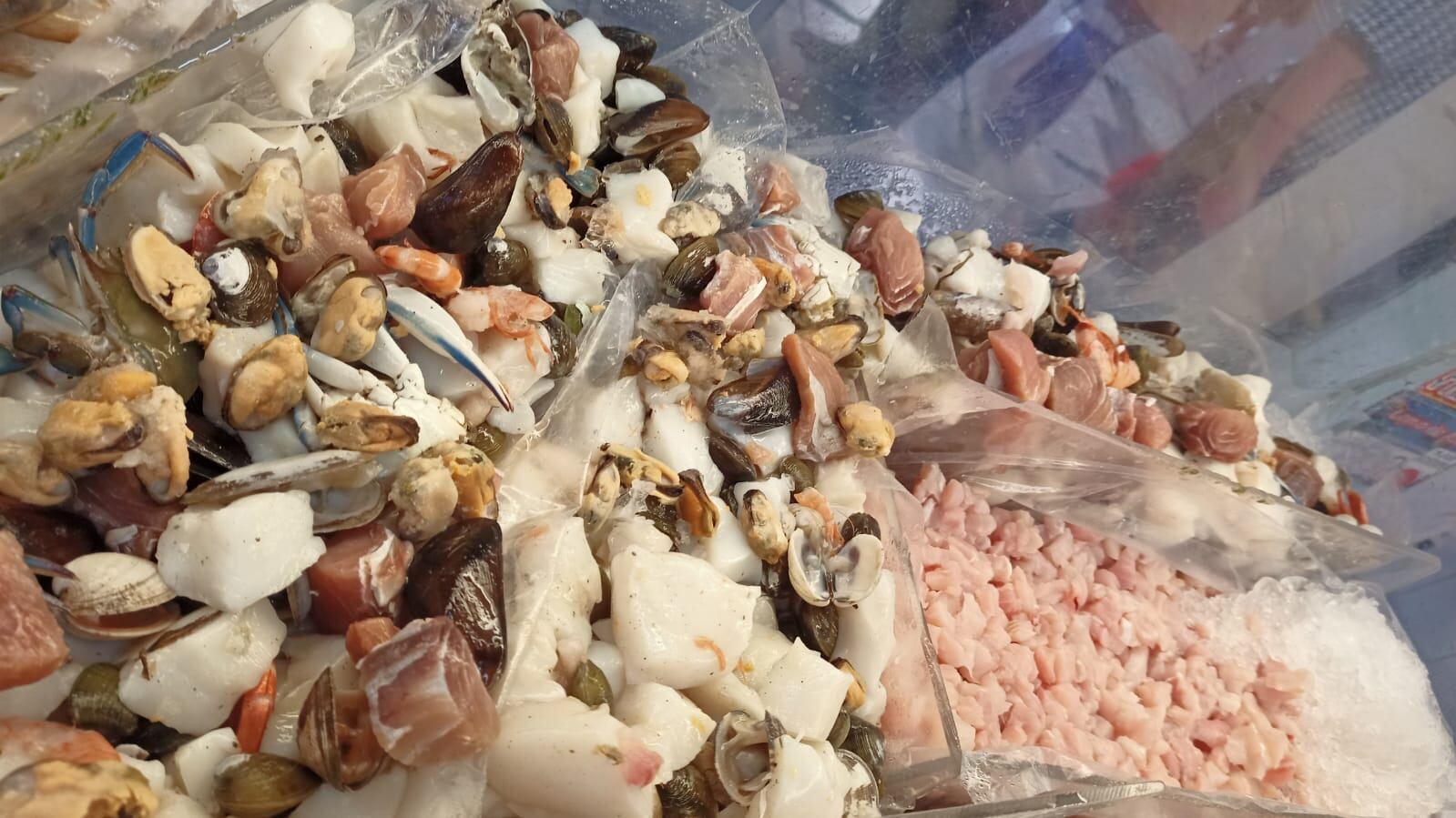 La Semana Santa se nos vino encima y por eso nos fuimos este viernes al mercado central de San José, pescaderías, carnicerías, verdulerías