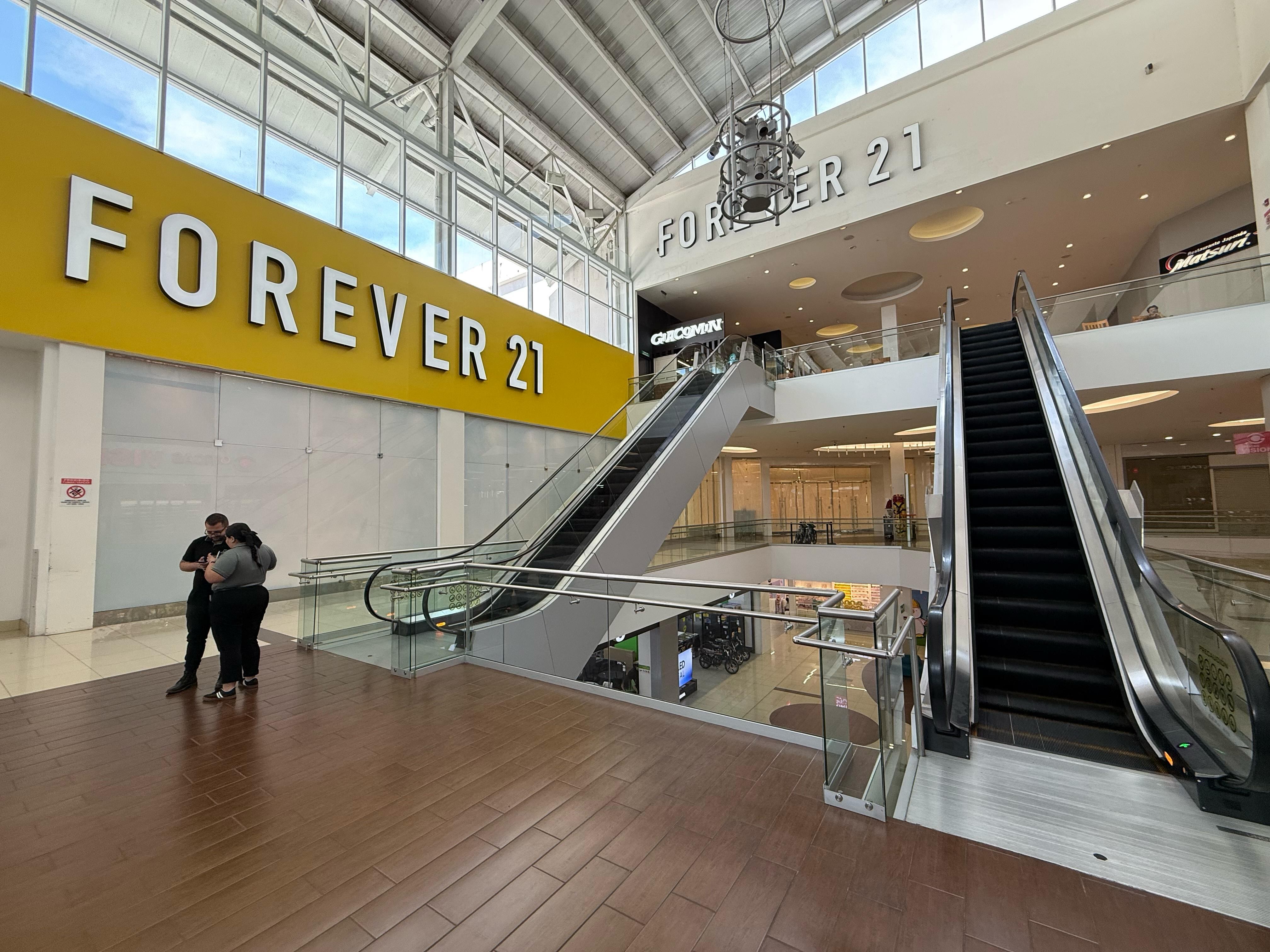 Foto del logo de una tienda en un cento comerciall