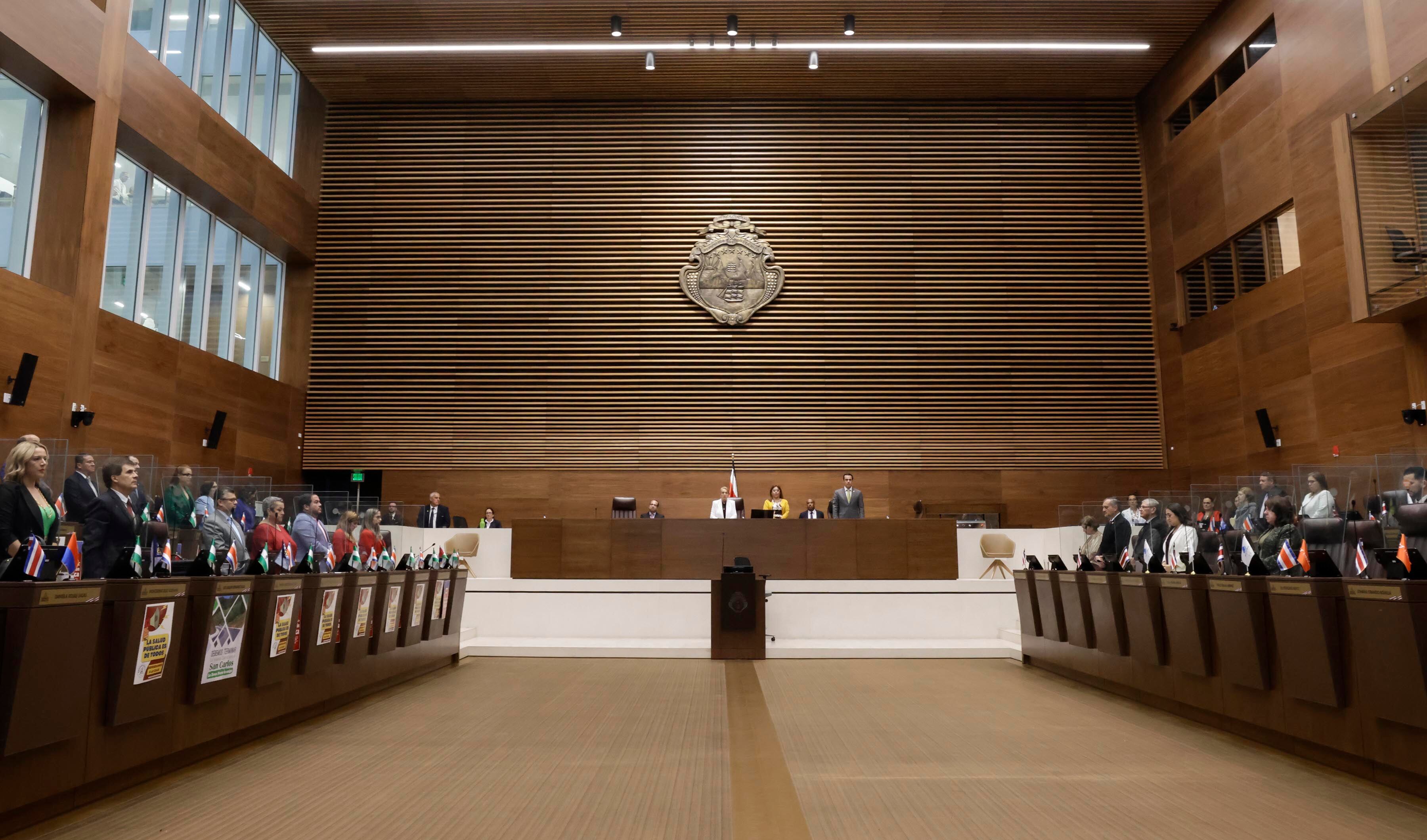 05/10/2023. Asamblea Legislativa. Dipiutados de la Asamblea Legislativa hacen un minuto de silencio por la muerte la noche anterior del agente del OIJ, Jeyner Gómez. Fotos: Mayela López