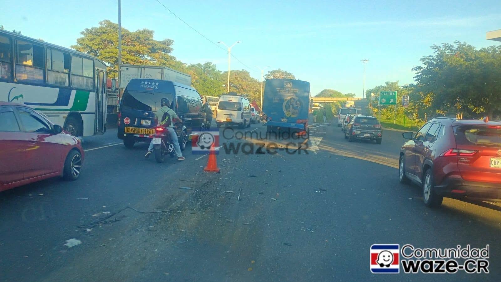 Un aparatoso choque entre un carro y un autobús en la General Cañas. Foto: Waze