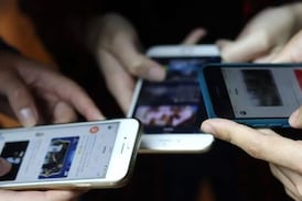 Si por segunda vez lo atrapan usando el celular en clase puede sufrir esta sanción