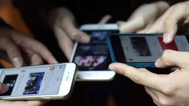 Prohibir celulares en escuelas y colegios: esto dicen estudiantes, papás y expertos